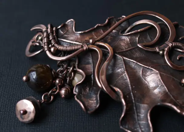 Handsmidd brosch med dekorativa detaljer