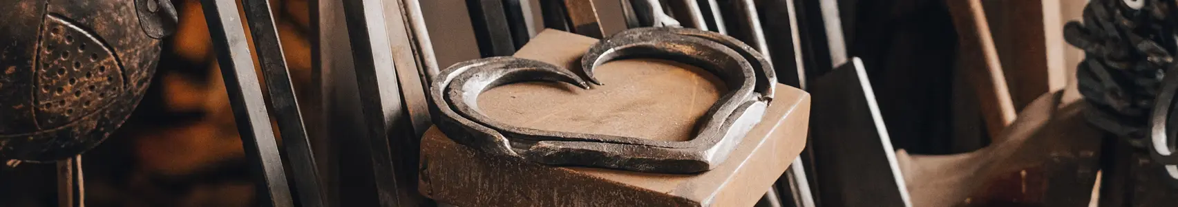 Smidda metallverktyg och ett hjärta i metall