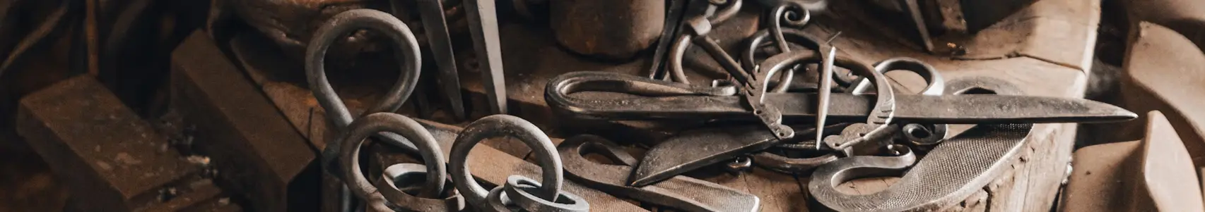 En mängd olika handgjorda metallverktyg