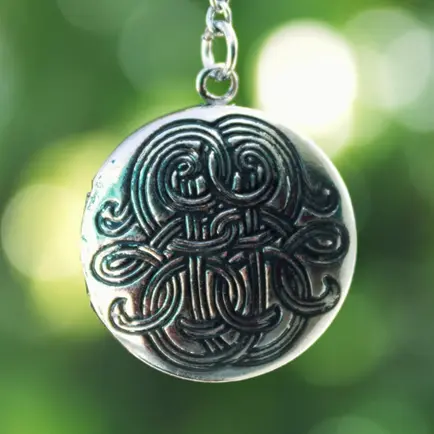Metallhalsband med medeltida motiv
