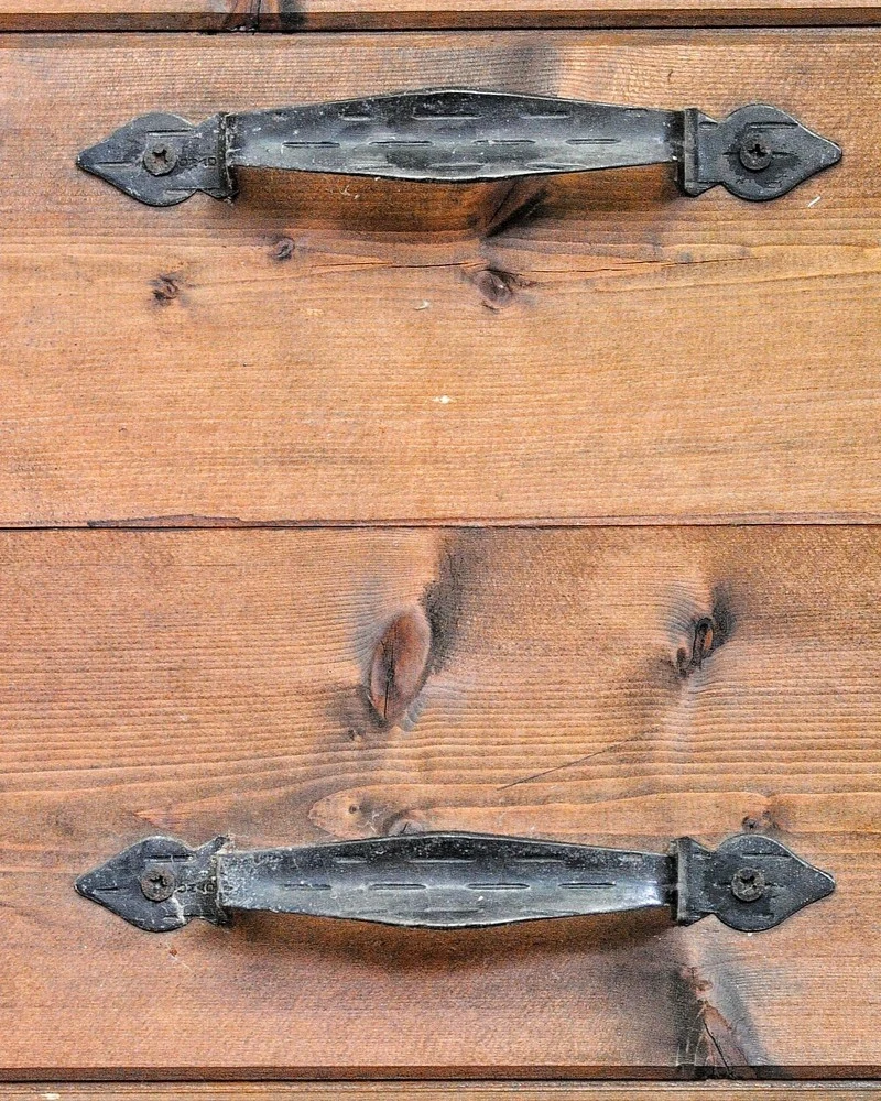 smideshandtag till träbyrå