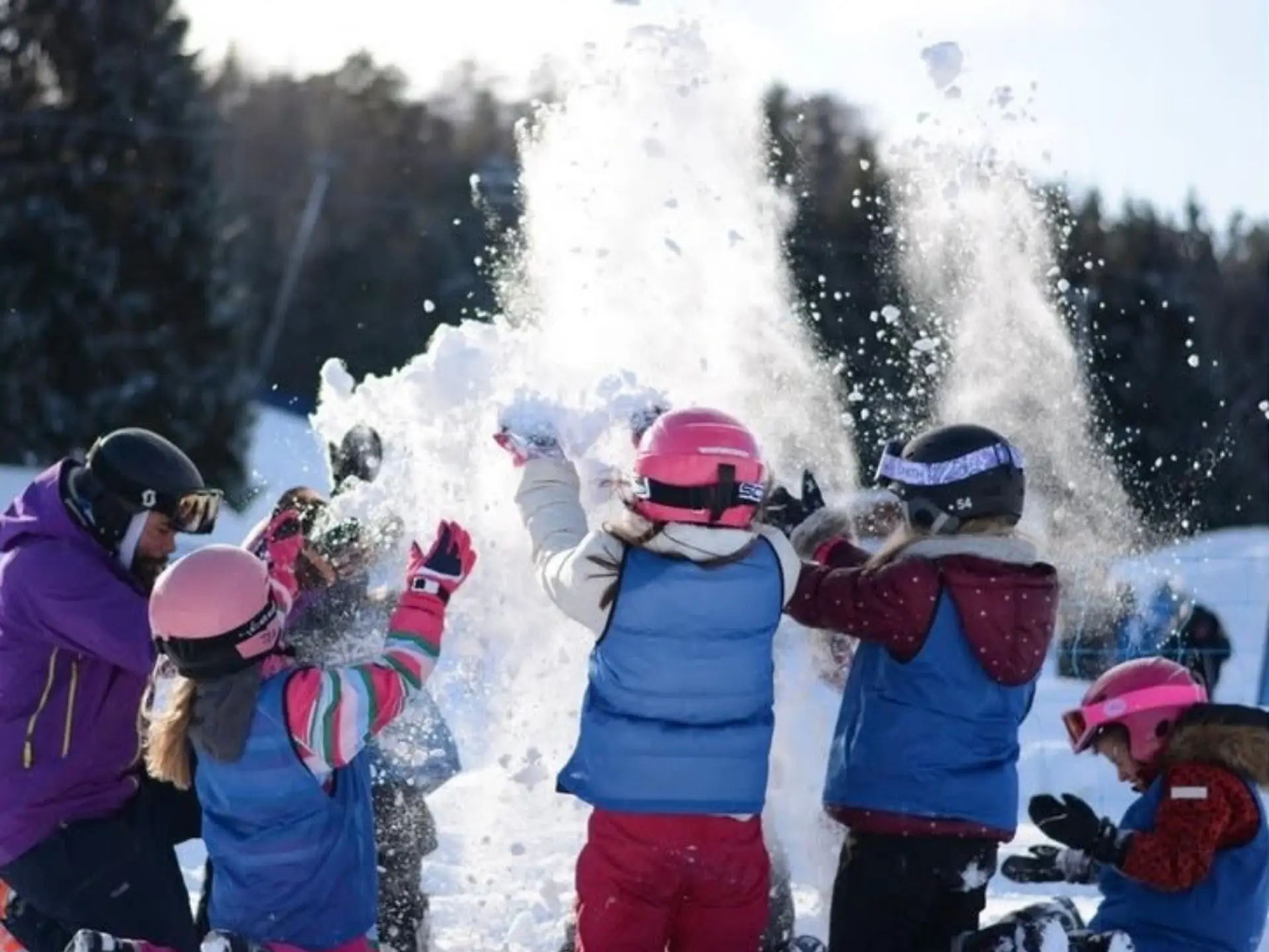 Barn som leker i snön