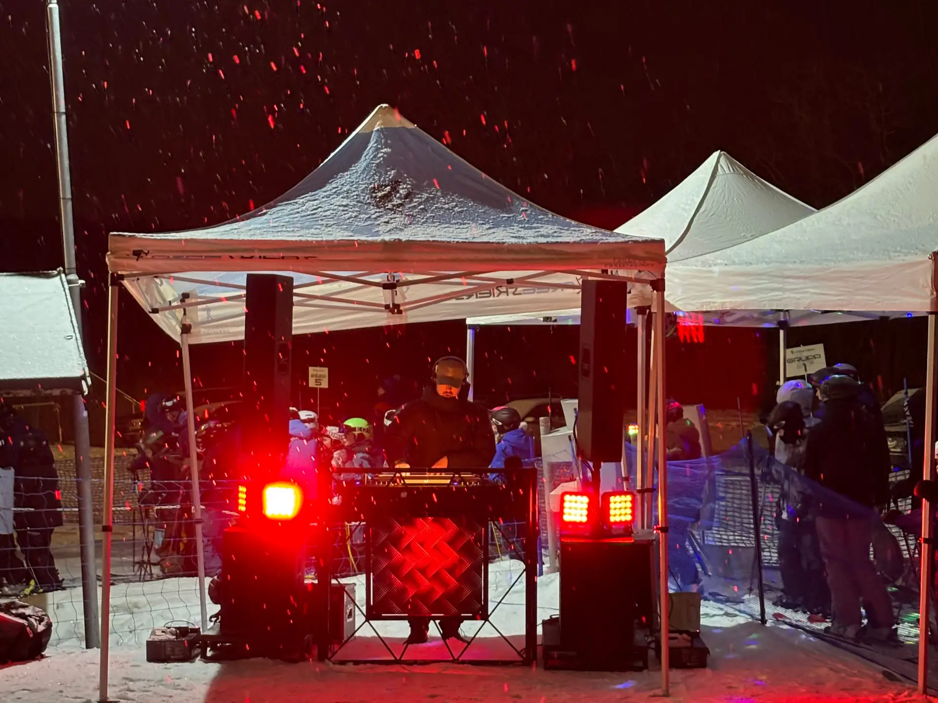 Event I skidbacken med tält och belysning