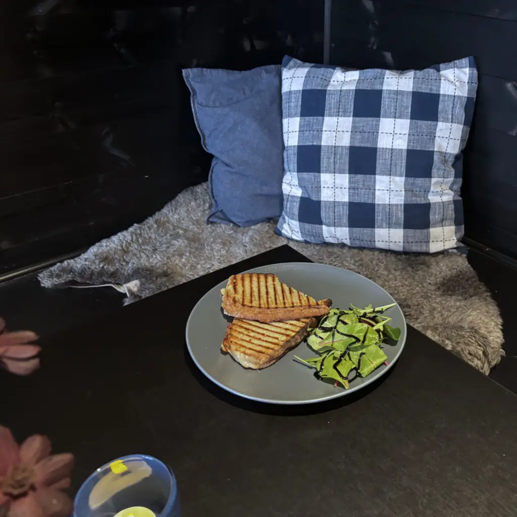 Grillmacka med sallad i caféet