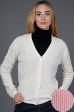 Kvinna med vit cardigan