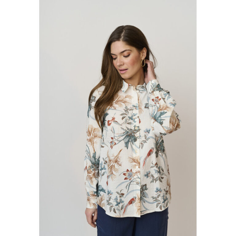 Kvinna i blommig blus