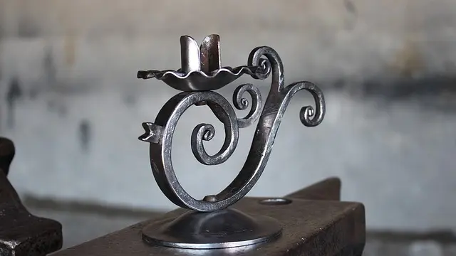 En handsmiden ljusstake, modell lägre. Snirklig form.