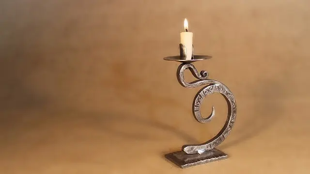 En handsmidd ljusstake