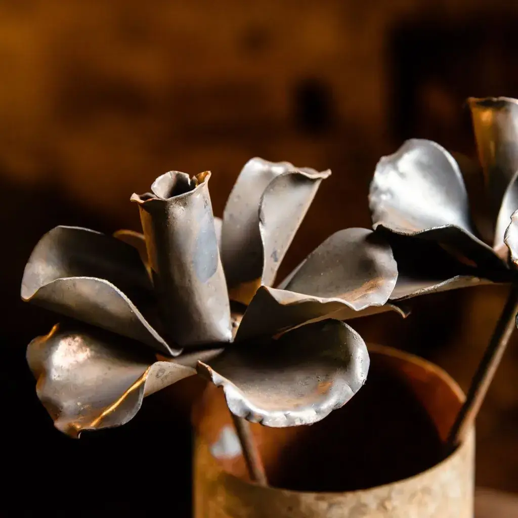 Dekorationsblommor gjorda i metall.