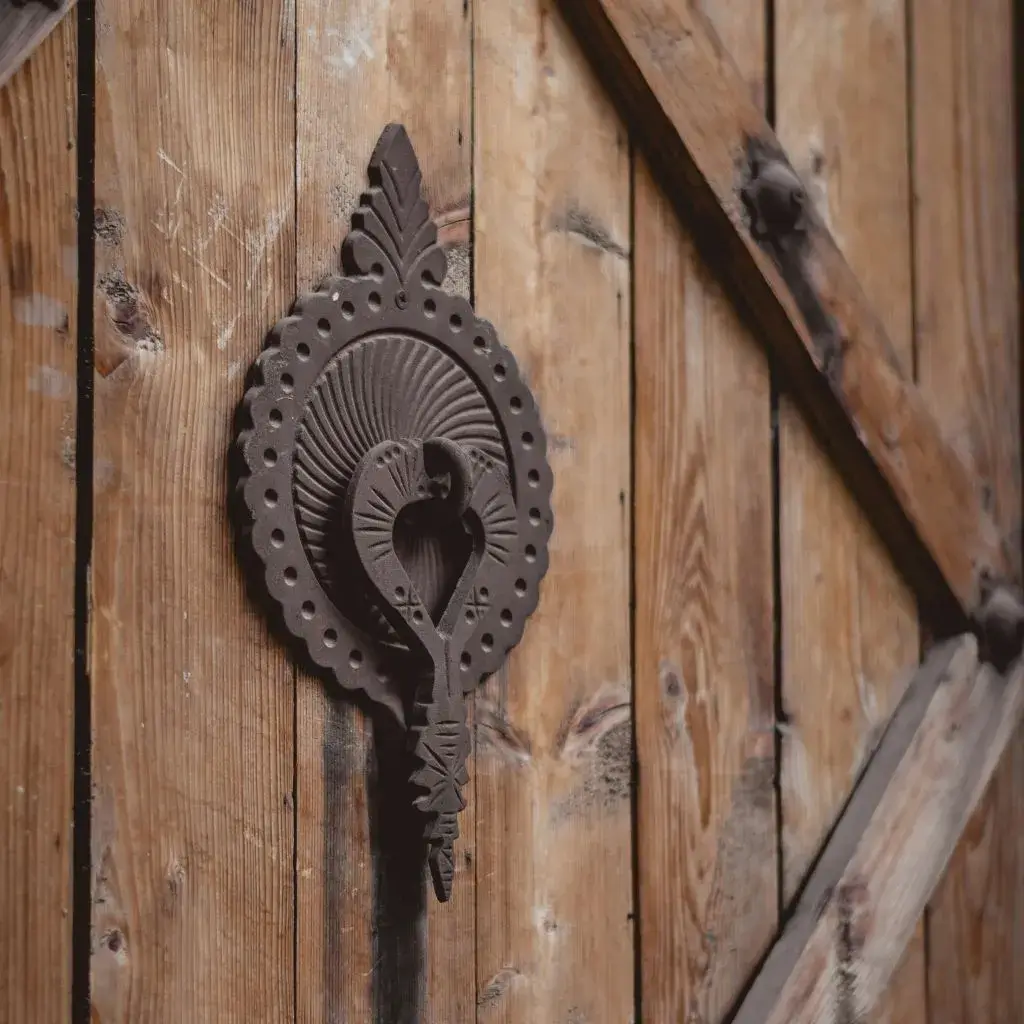 Portklapp i järn.