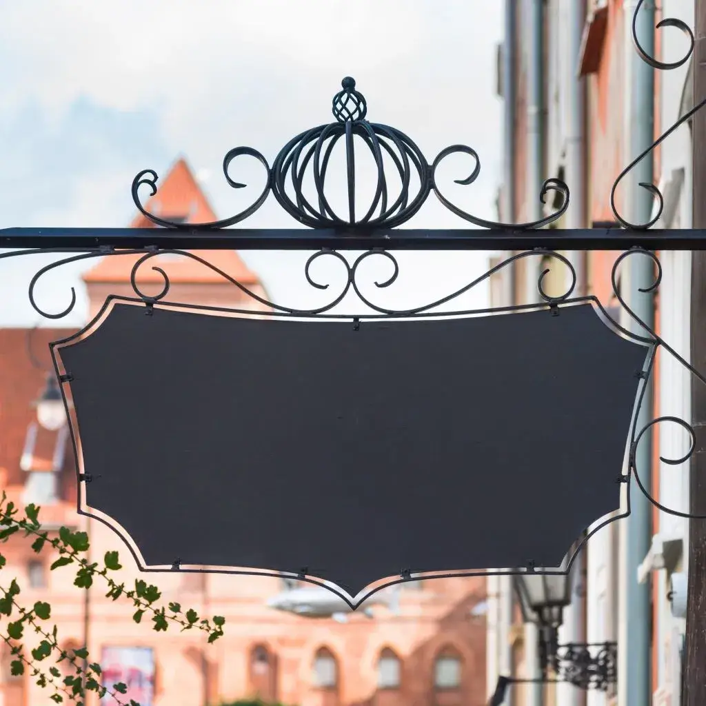 Butiksskylt i järn