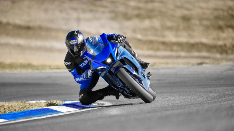 2022-Yamaha-YZF700R7-EU-Icon_Blue_-Action-005-03
