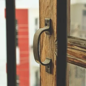ovalformat handtag på ett fönster