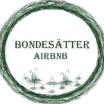 En logotyp med grön cirkel med text i där det står Bondesätter Airbnb, under texten små gräsmönster